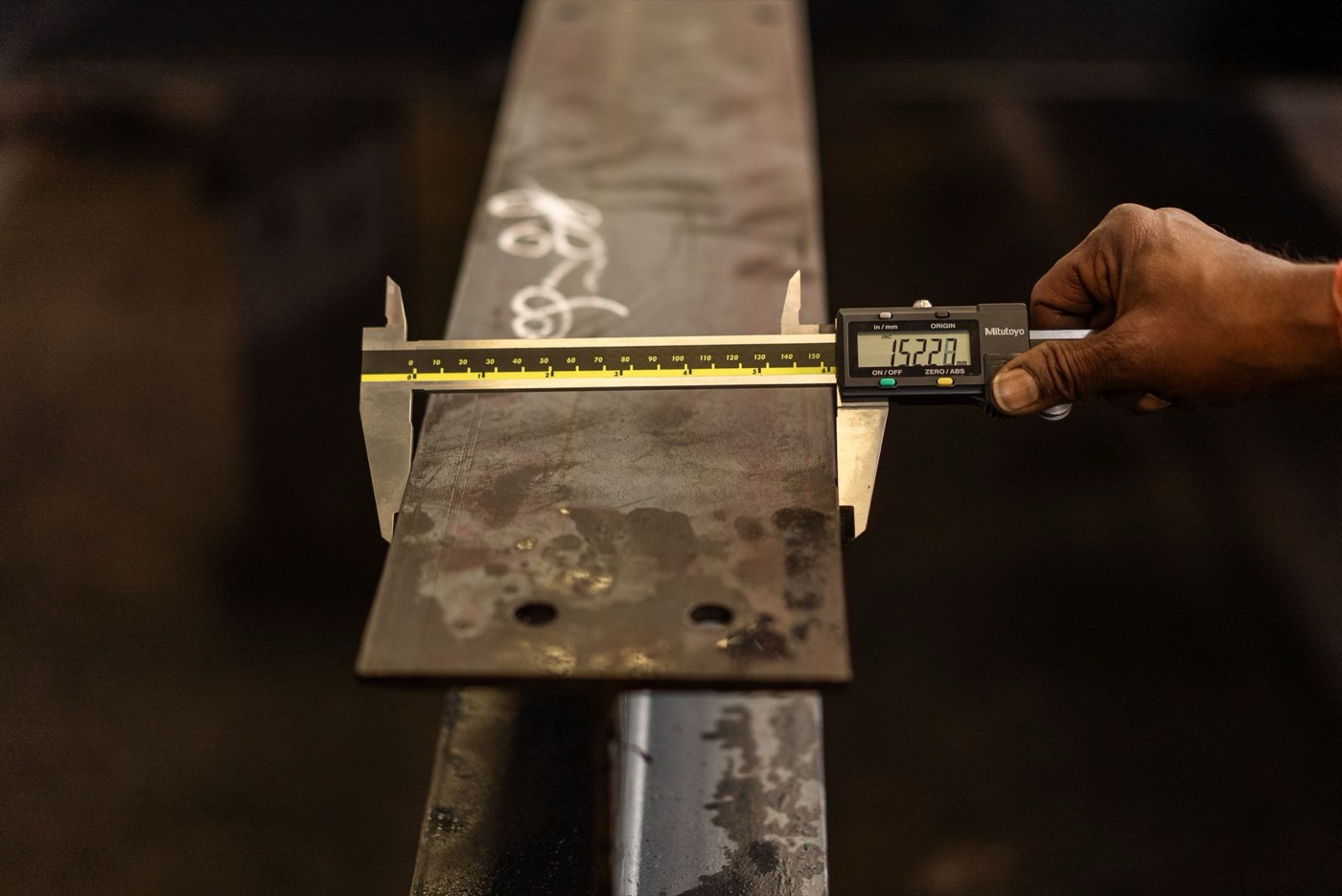 Verificación dimensional de una pieza con vernier